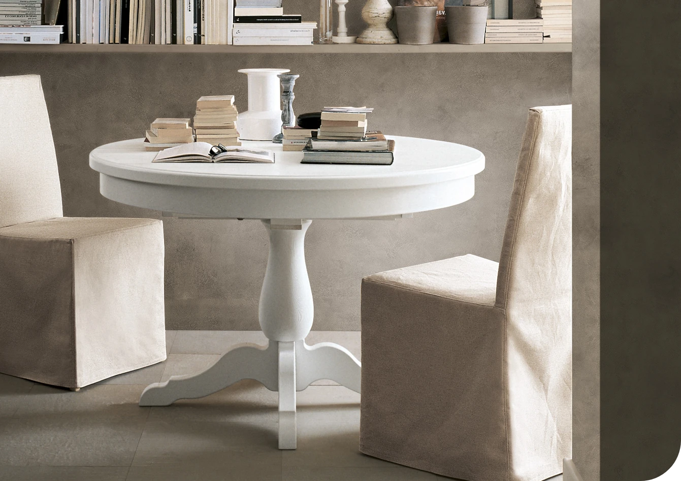 Dettaglio di apertura del tavolo tondo allungabile di design classico