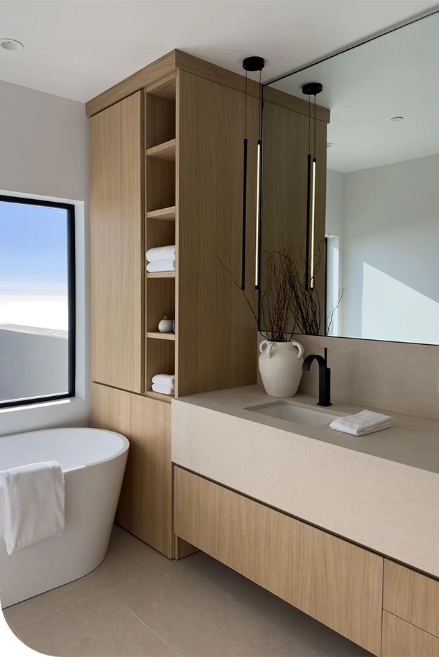 Bagno in legno moderno con un tocco dello stile classico