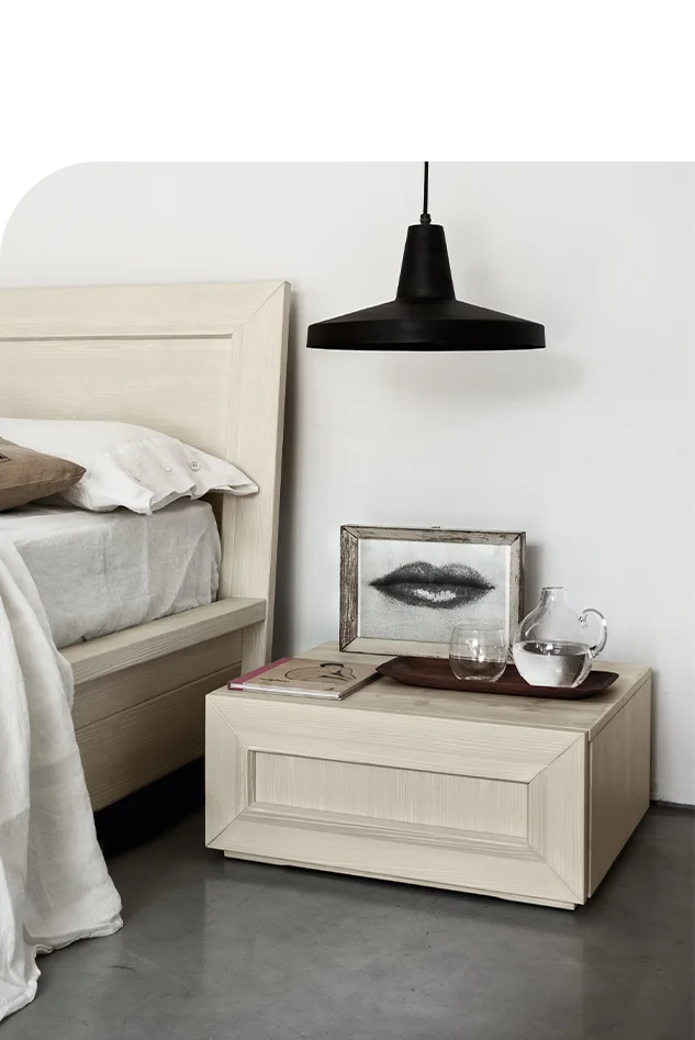 comodino-in-legno-chiaro