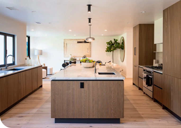 Ampia cucina con isola accogliente e di design