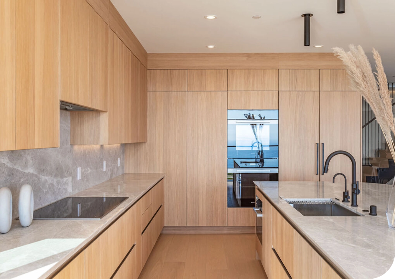 Cucina con isola in rovere. Protagonista dell’open-space