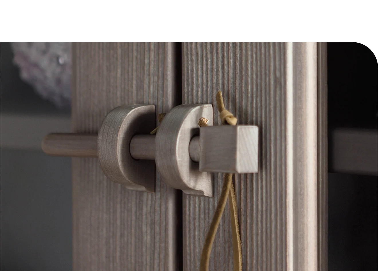 Chiusura credenza particolare in legno