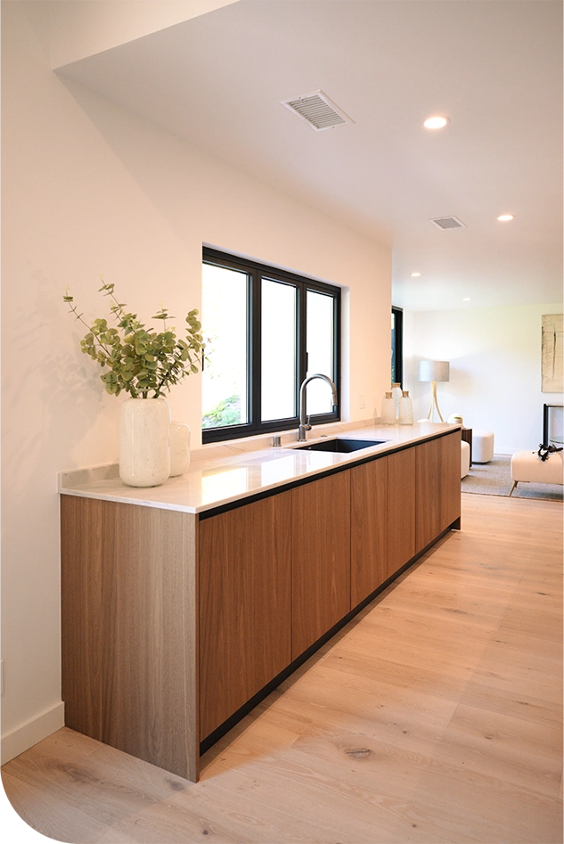 Zona cucina con lavabo sotto finestra