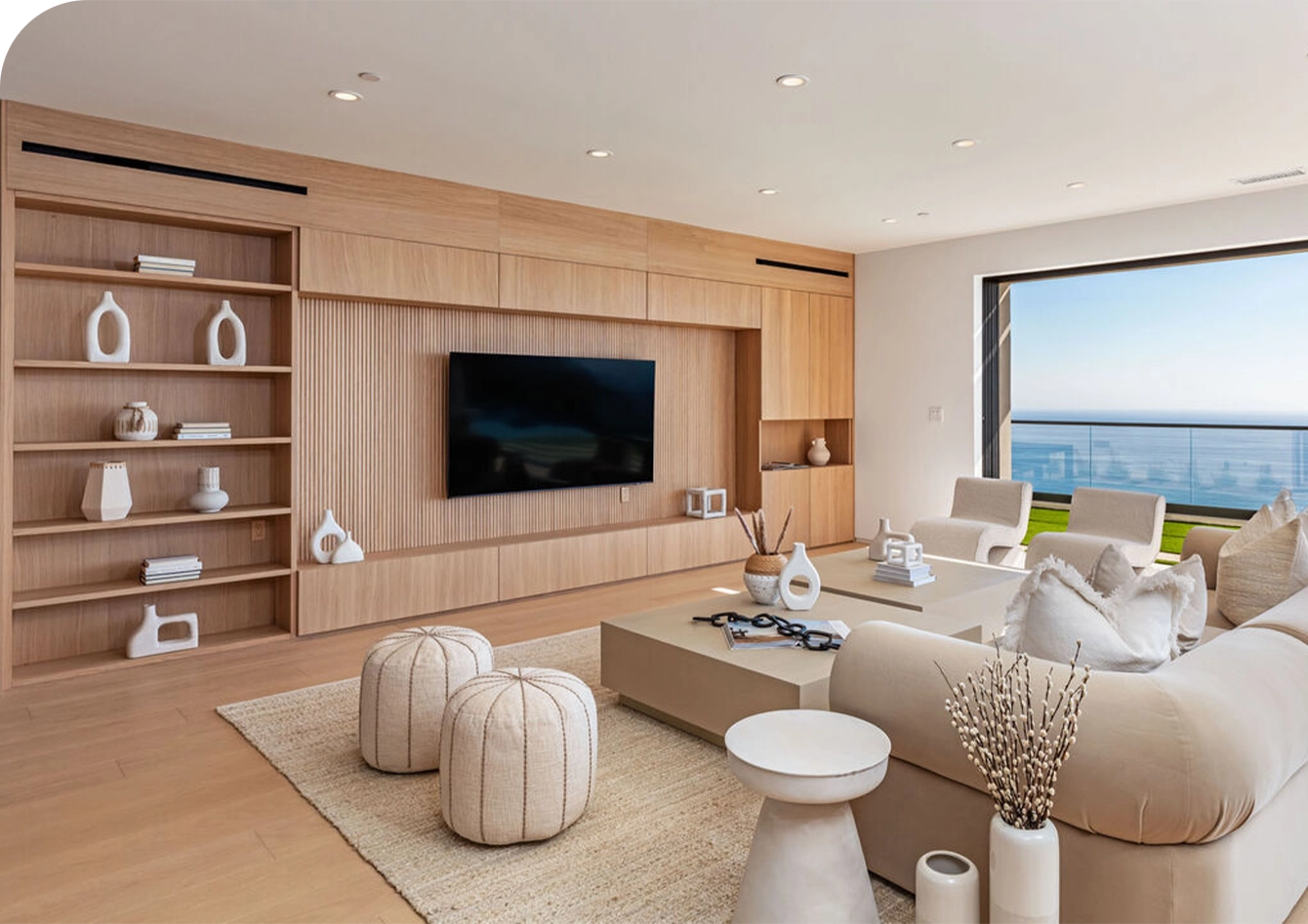 Parete living in perfetta continuità stilistica con cucina