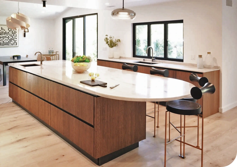 Isola cucina con piano snack in marmo