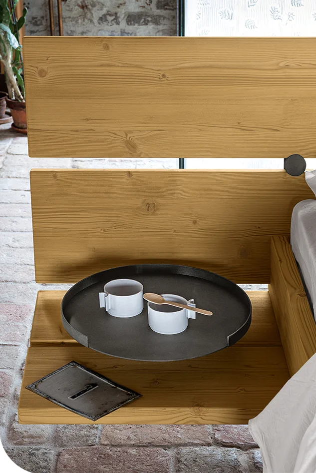 particolare-comodino-in-legno-abete